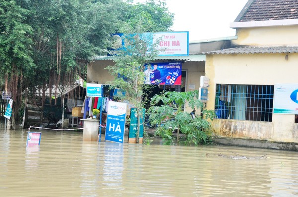 Many houses have been submerged by floodwaters in Quang Ngai (Photo: SGGP) Militiamen keep watch over areas vulnerable to flooding in Quang Ngai province (Photo: SGGP)